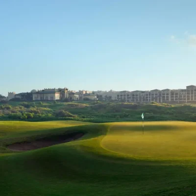 Along the splendid Atlantic coast, the famous Mazagan 18-hole golf course designed by golfing legend Gary Player offers an exceptional playing field with breathtaking views of the ocean.