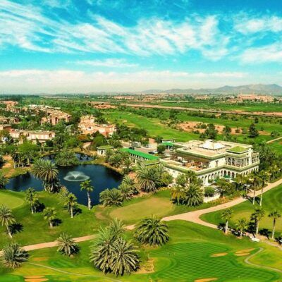 In the heart of the magnificent palm grove of Marrakech, the Rotana Golf Club offers a real technical challenge facing the snowy peaks of the Atlas. Design by Stéphane Talbot.