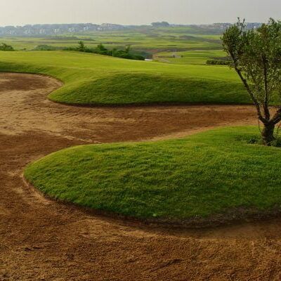 Casa Green Golf is a real championship course located in the center of the Green Town project, a few minutes from the Sidi Maarouf business center and neighboring the Bouskoura forest. Design by Jeremy Pern